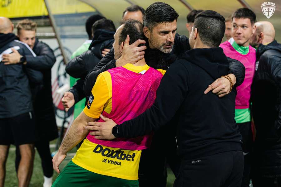 Tréner Staňo oslavuje s lavičkou postup do finále.