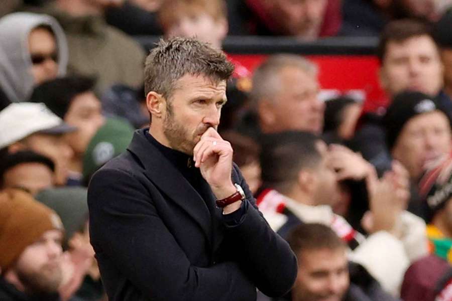 Man United must make a firm decision on Michael Carrick Man United must make a firm decision on Michael Carrick