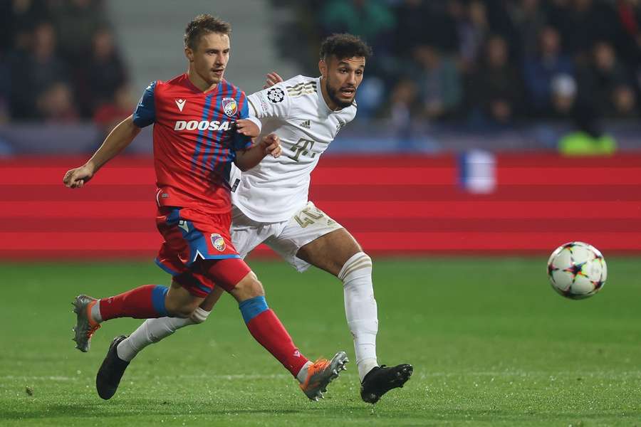 Noussair Mazraoui in actie voor Bayern München tegen Viktoria Plzen