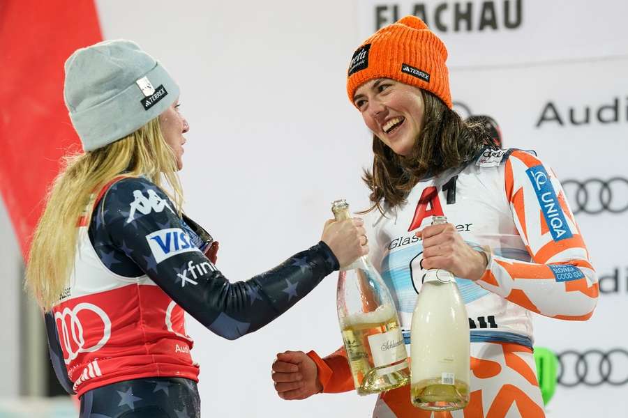 Shiffrinová (vľavo) gratulovala Vlhovej k triumfu vo Flachau. 