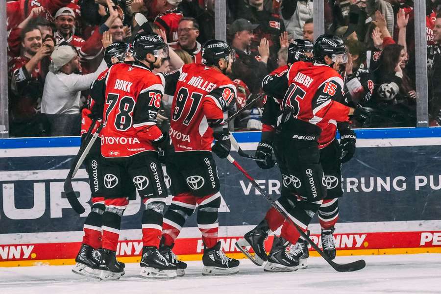 Die Kölner Haie haben im Halbfinale vorgelegt.