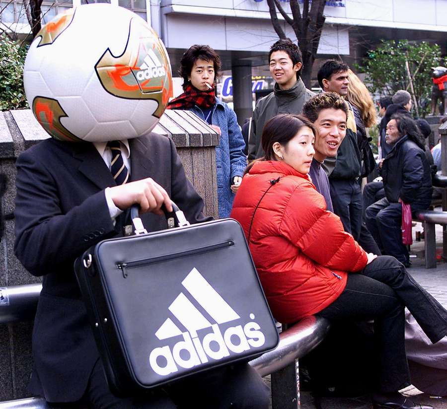 Um vendedor da Adidas utiliza uma bola de futebol oficial do Mundial de 2002 na Coreia/Japão
