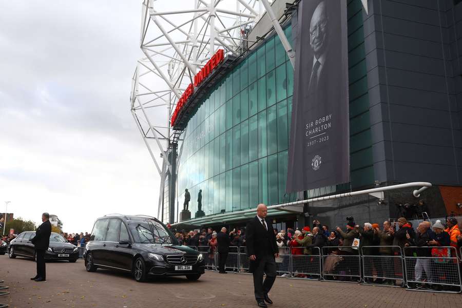 Os adeptos esperam à porta de Old Trafford para prestar homenagem a Sir Bobby Charlton