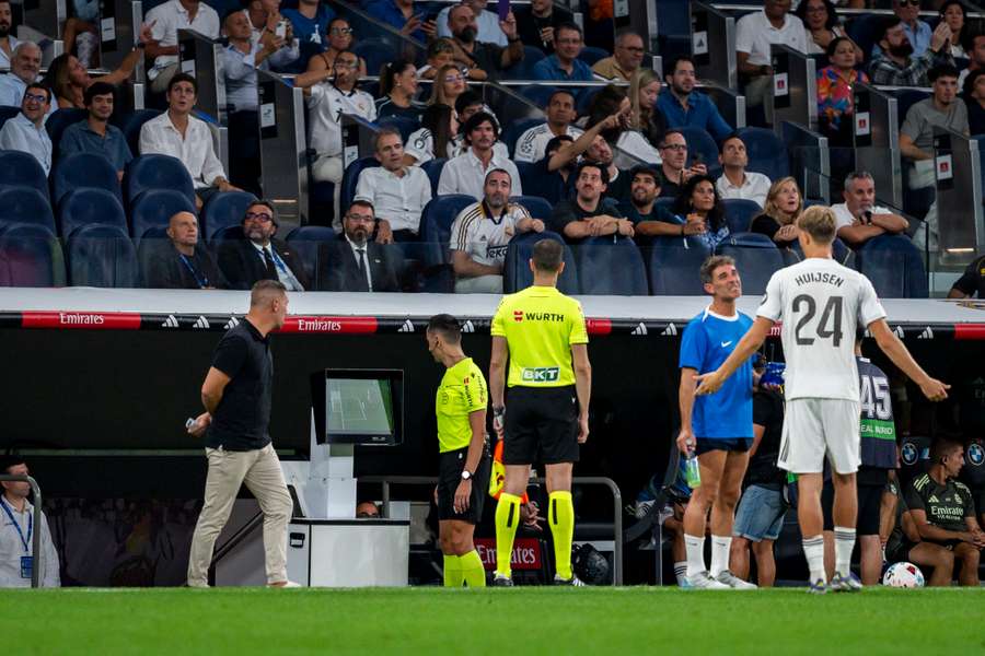 El colegiado revisa una acción en el Bernabéu