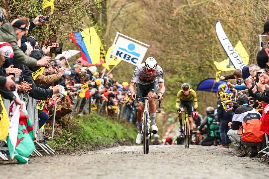 Mathieu van der Poel won de Ronde van Vlaanderen voor de derde keer