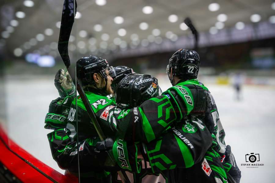 Nové Zámky postúpili do štvrťfinále. Nové Zámky postúpili do štvrťfinále.