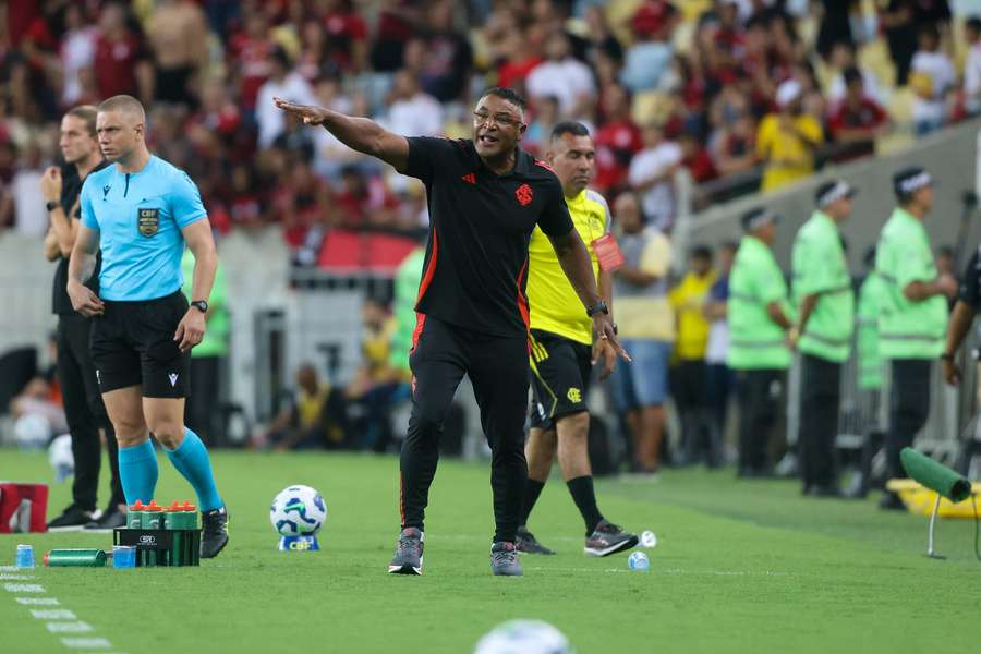 Roger pode ser o 1º jogador do Grêmio a ser campeão como técnico do Inter Roger pode ser o 1º jogador do Grêmio a ser campeão como técnico do Inter