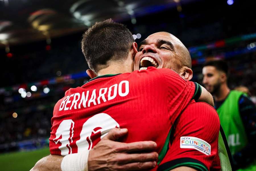 Bernardo Silva abraça Pepe após o final do encontro contra a Eslovénia