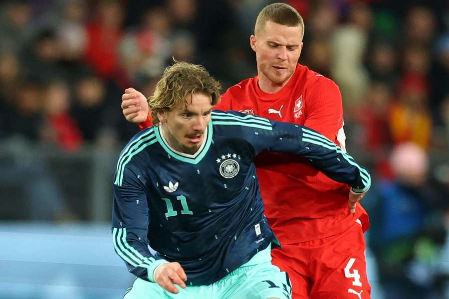 Woltemade (l.) im Zweikampf mit dem Schweizer Nico Elvedi