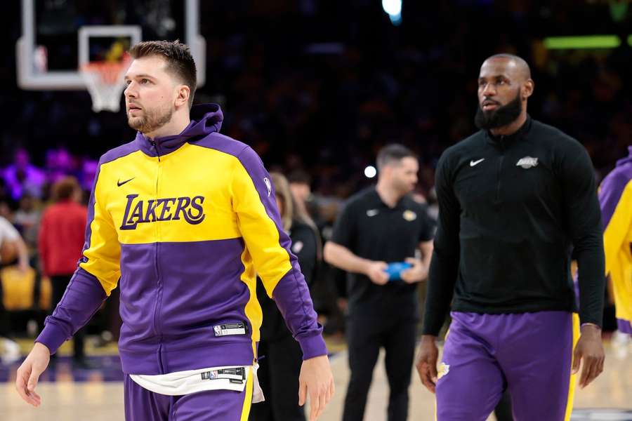 Die Lakers-Stars Luka Doncic (l.) und LeBron James (r.)