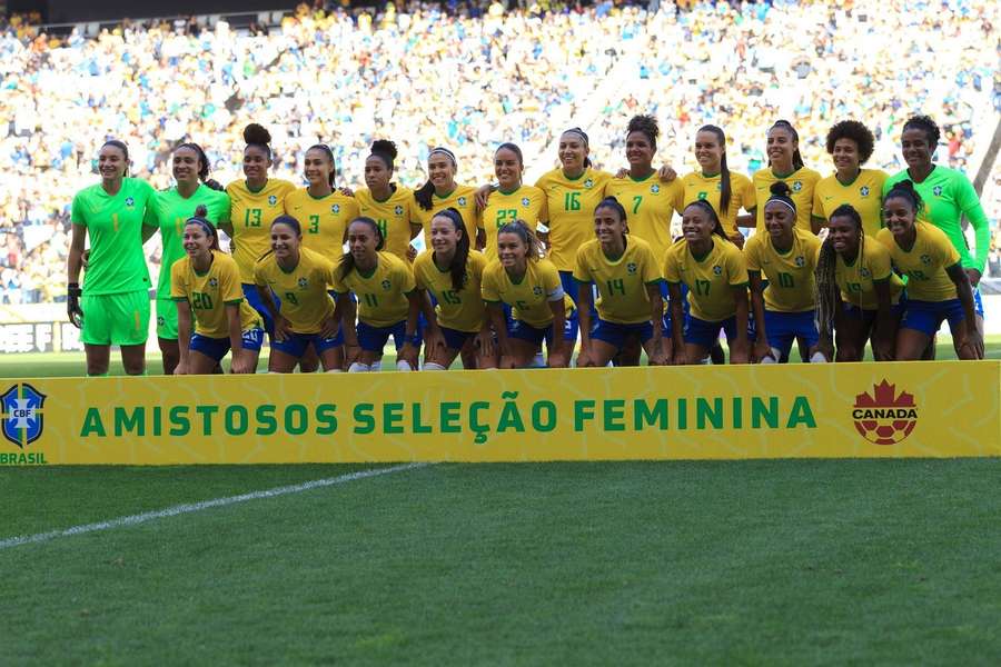 De selectie van Brazilië voorafgaand aan een oefenwedstrijd tegen Canada