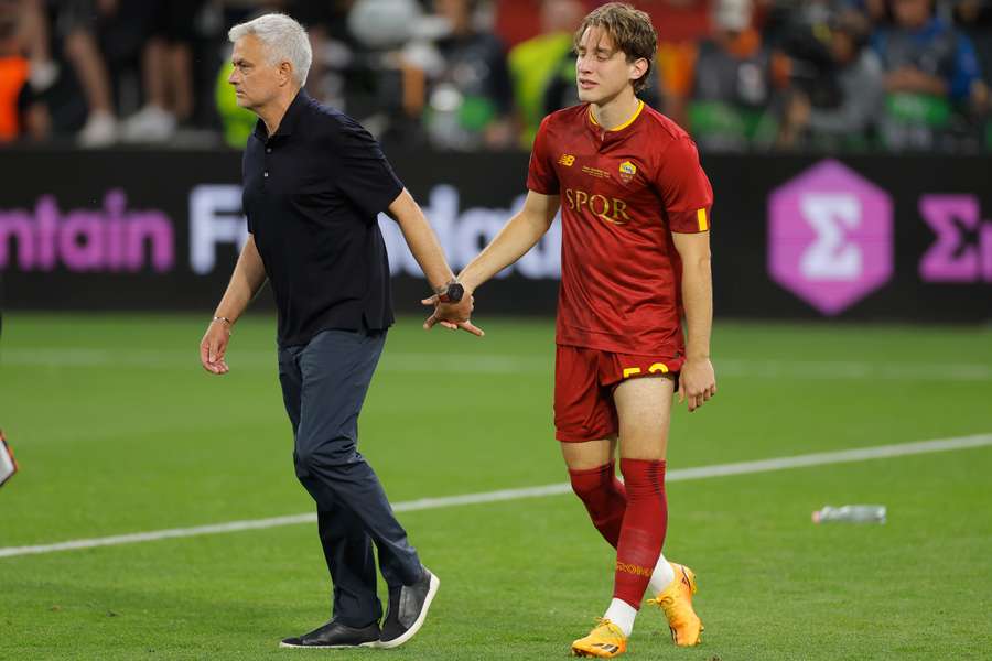 Jose Mourinho (l.) hat ein enges Verhältnis zu Spielern und Fans bei der Roma aufgebaut.