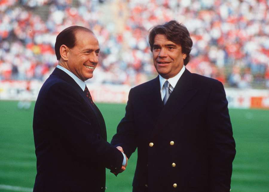 Podanie ruky medzi Berlusconim (vľavo) a Tapiom, prezidentmi AC Miláno a Marseille, pred finále.