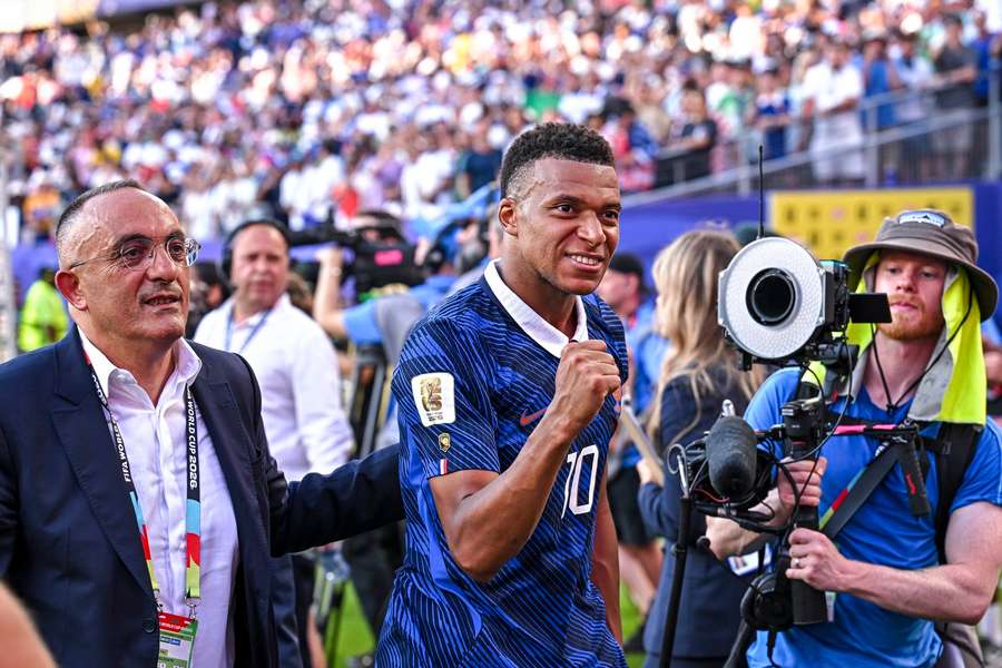 Mohamed Sanhadji camina junto a Mbappé tras un partido del Mundial 2026 Mohamed Sanhadji camina junto a Mbappé tras un partido del Mundial 2026