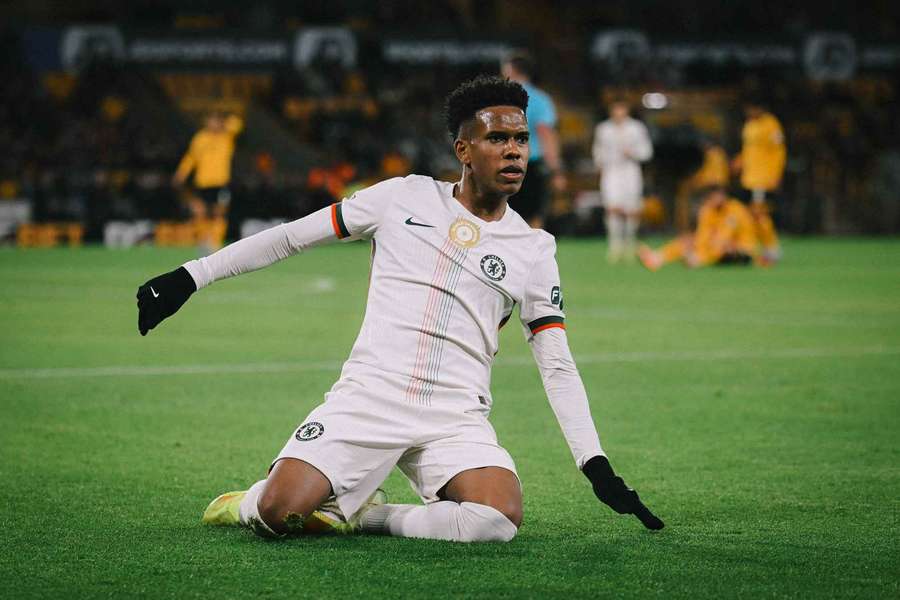 Estêvão deve começar no banco