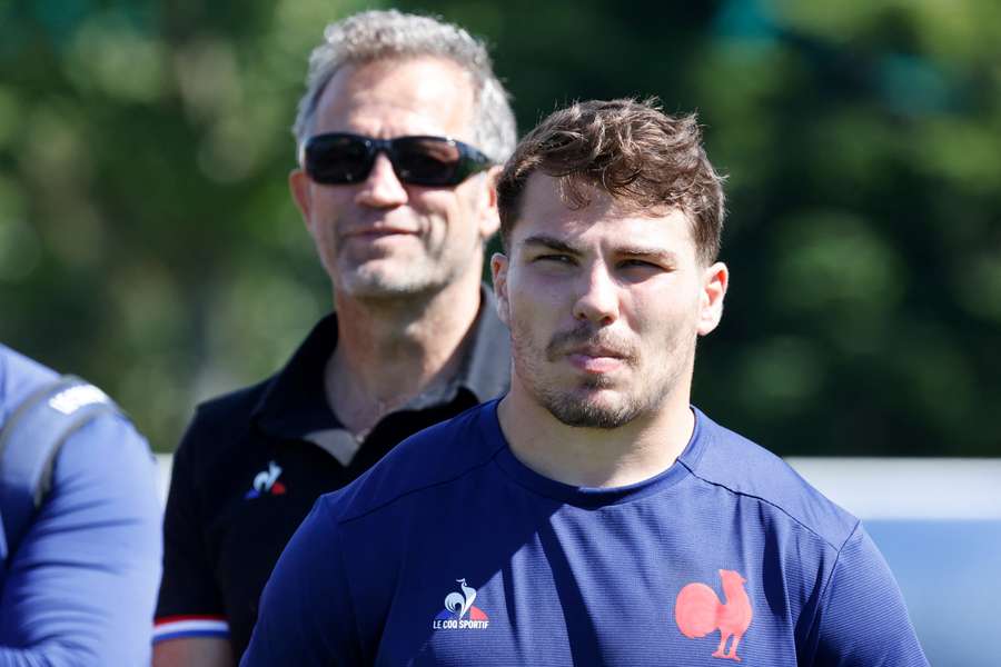 La pression sur les Bleus.