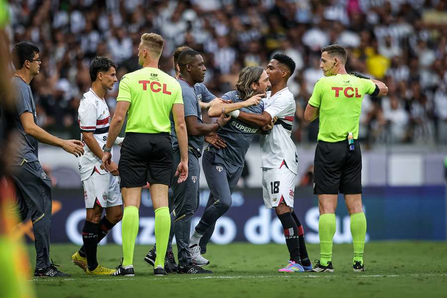 Zubeldía precisou ser contido pelos jogadores e comissão técnica do São Paulo
