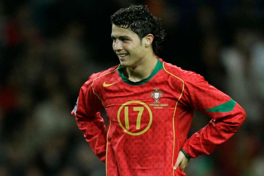 Cristiano Ronaldo festejou em 2004 o primeiro golo