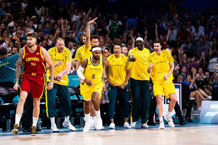 Los australianos celebran una canasta de Mills