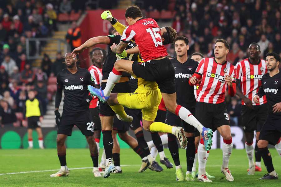 Queda fatal de Fabianski durante o jogo com o Southampton