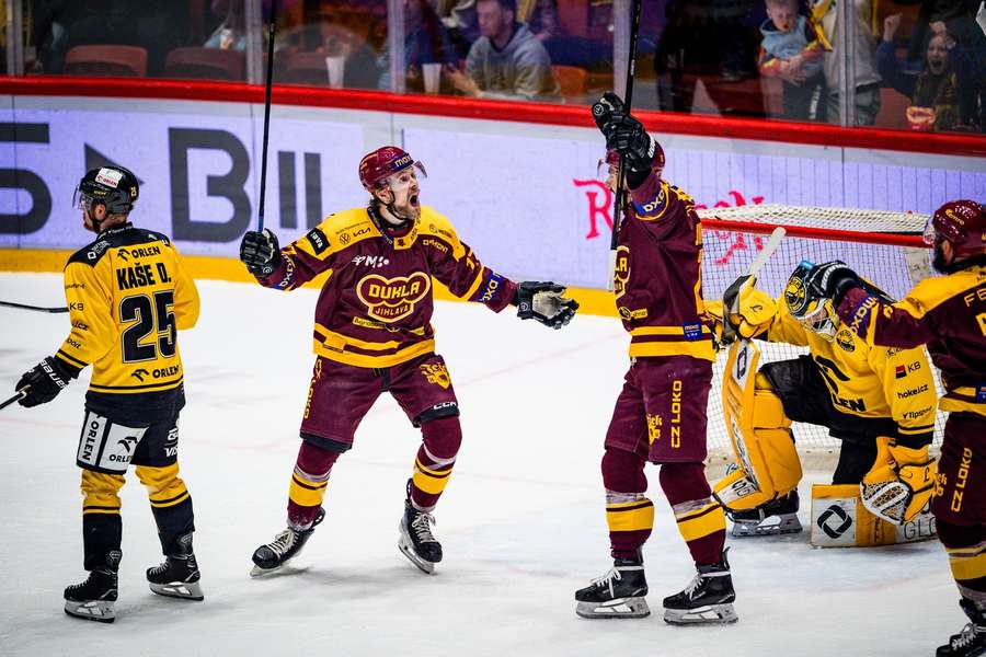 Hráči Jihlavy slaví gól proti Litvínovu.