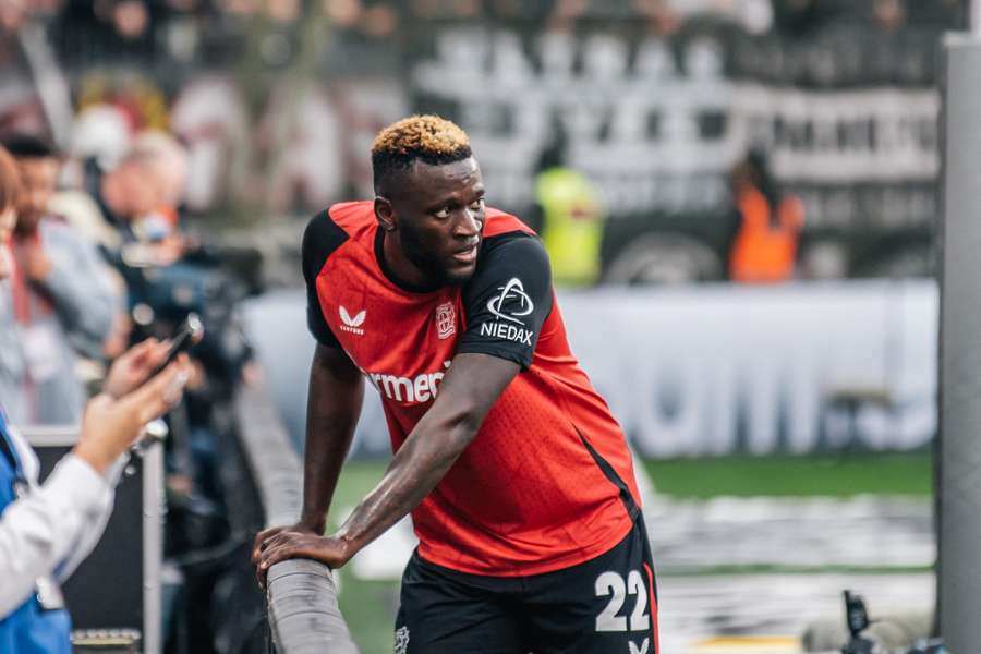 Victor Boniface reage durante o jogo de sábado da Bundesliga contra o Eintracht Frankfurt