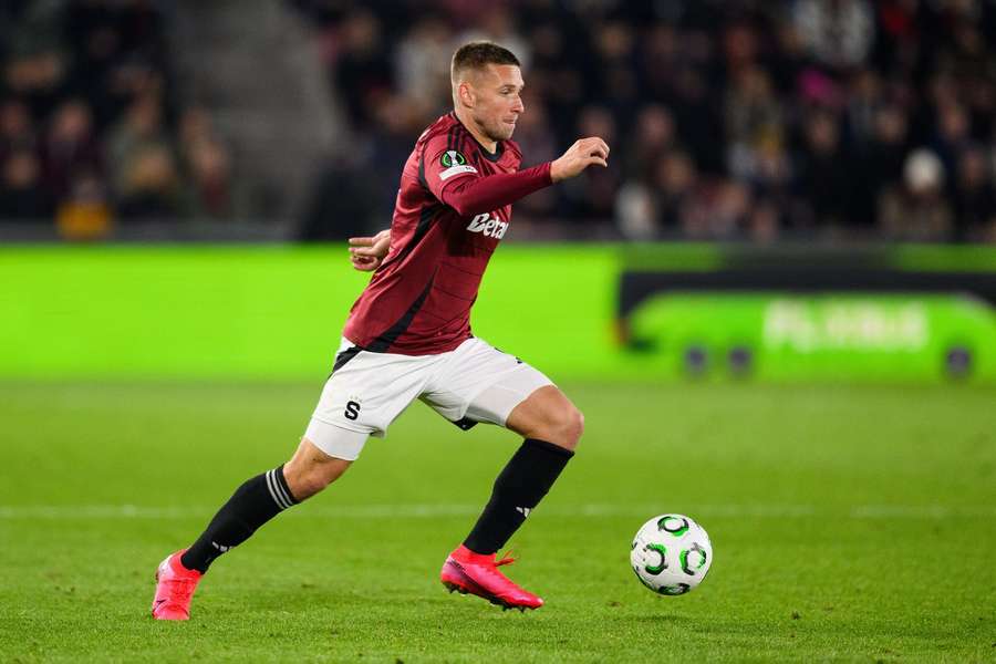 Obránce Pavel Kadeřábek zůstal z posledních pěti zápasů čtyřikrát jako nevyužitý náhradník.