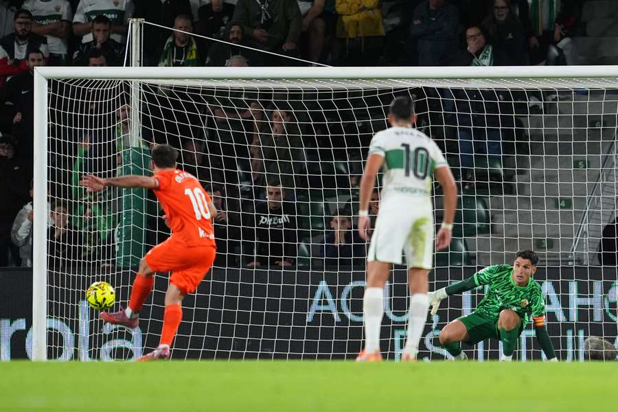 Late Oyarzabal penalty rescues Real Sociedad LaLiga draw at high-flying Elche Late Oyarzabal penalty rescues Real Sociedad LaLiga draw at high-flying Elche