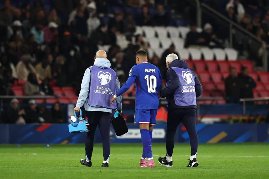 Kylian Mbappé, escorté lors de France-Azerbaïdjan.