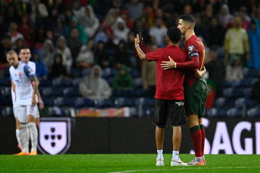 En fan invaderede Dragão-banen for at tage et billede med Cristiano Ronaldo.