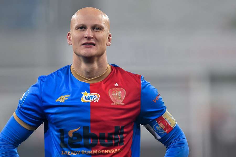 Legenda zostaje w Gliwicach, Piast zrobił kibicom prezent i przedłużył umowę z Czerwińskim Legenda zostaje w Gliwicach, Piast zrobił kibicom prezent i przedłużył umowę z Czerwińskim