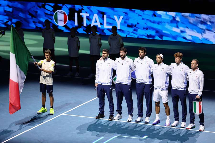 La formazione azzurra in Coppa Davis durante l'Inno di Mameli