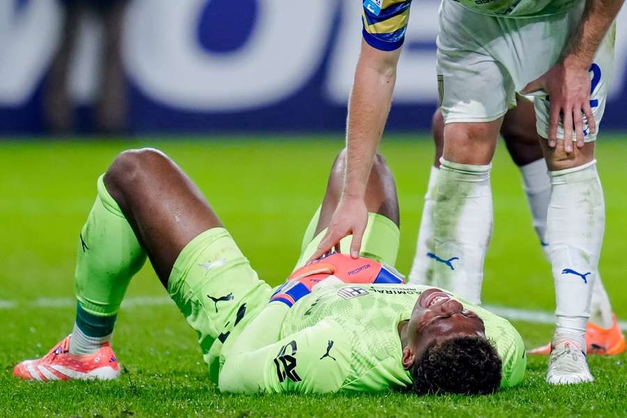 Zion Suzuki a terra durante la gara contro il Milan Zion Suzuki a terra durante la gara contro il Milan