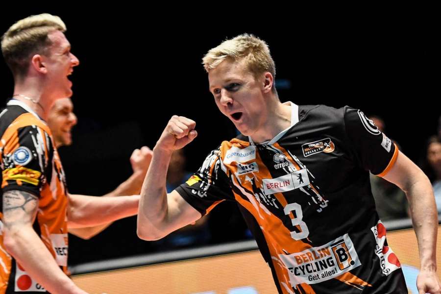 Antti Ronkainen (r.) freut sich über den nächsten Sieg der BR Volleys.