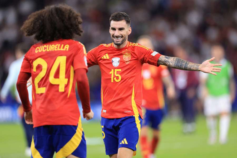 Álex Baena celebra con Marc Cucurella la victoria de España en la Eurocopa 2024