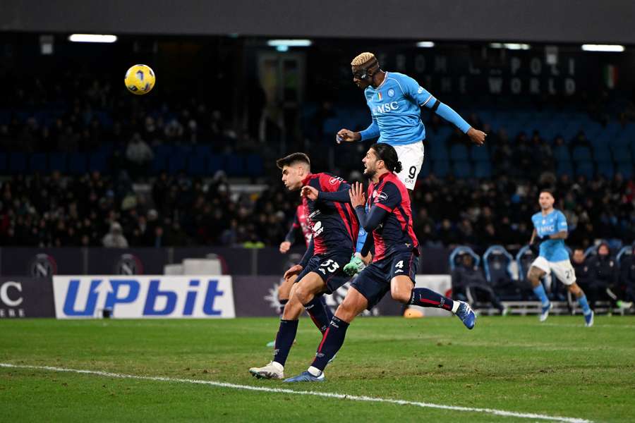 Victor Osimhen první gól Neapole v zápase s Cagliari dal, na druhý po parádním sólu přihrál.