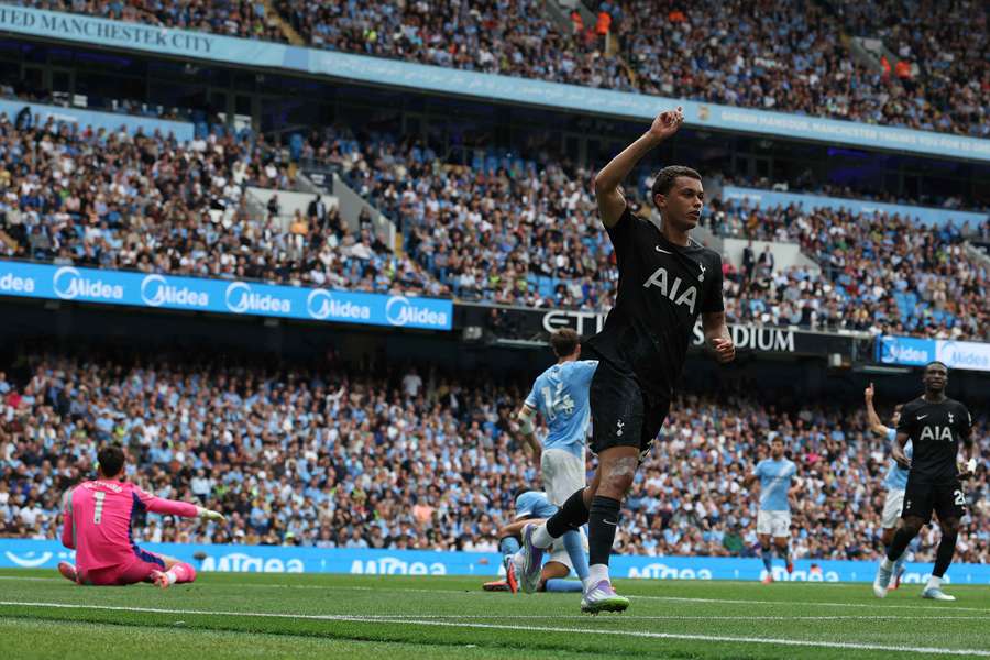 Brennan Johnson byl prvním střelcem Tottenhamu při výhře na City 2:0.