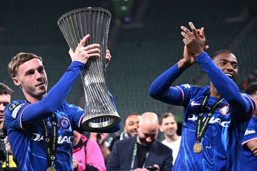 Cole Palmer s trofejou.
