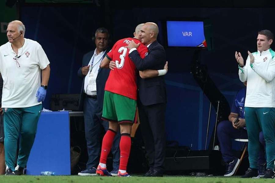 Roberto Martínez com Pepe no Euro-2024