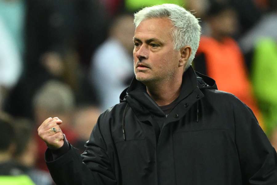 Mourinho briga em duas frentes para chegar à Champions