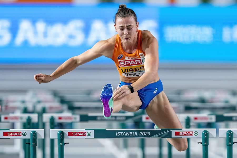 Visser in actie op 60 meter horden op het EK indooratletiek 