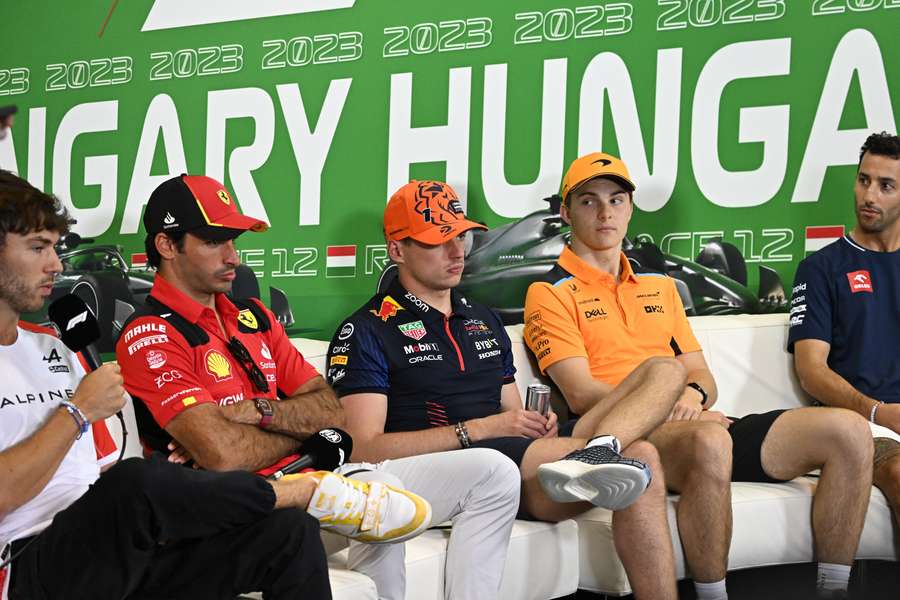 Sainz e Verstappen na coletiva de imprensa