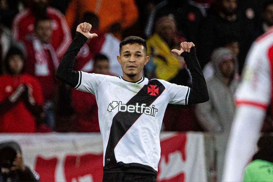 Adson abriu o placar para o Vasco no segundo tempo