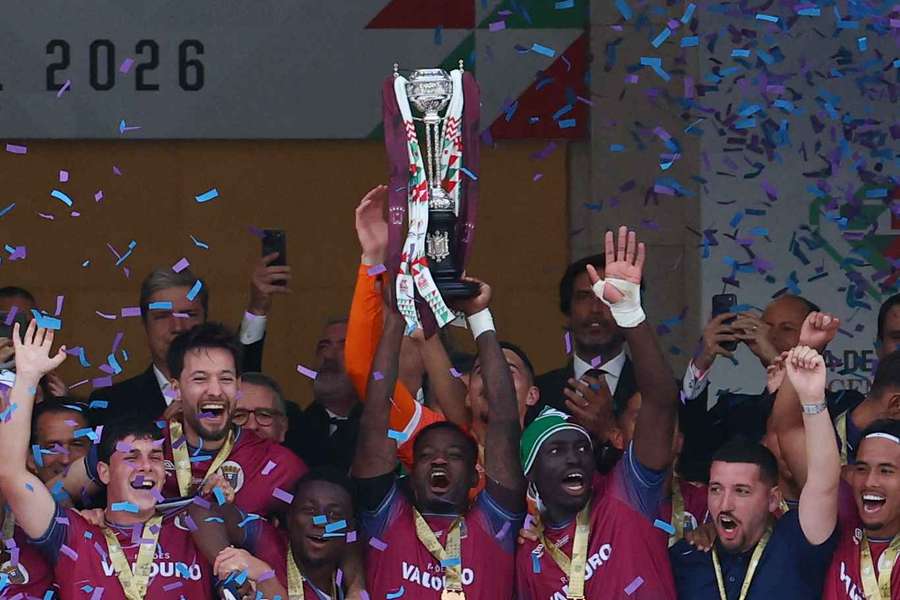 Stopira ergue a taça