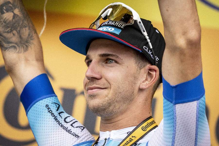 Dylan Groenewegen ontloopt valpartij en wint eerste etappe in Ronde van Hongarije