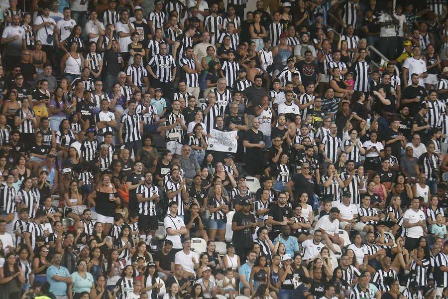Torcida do Botafogo saiu do Nilton Santos desapontada com o time