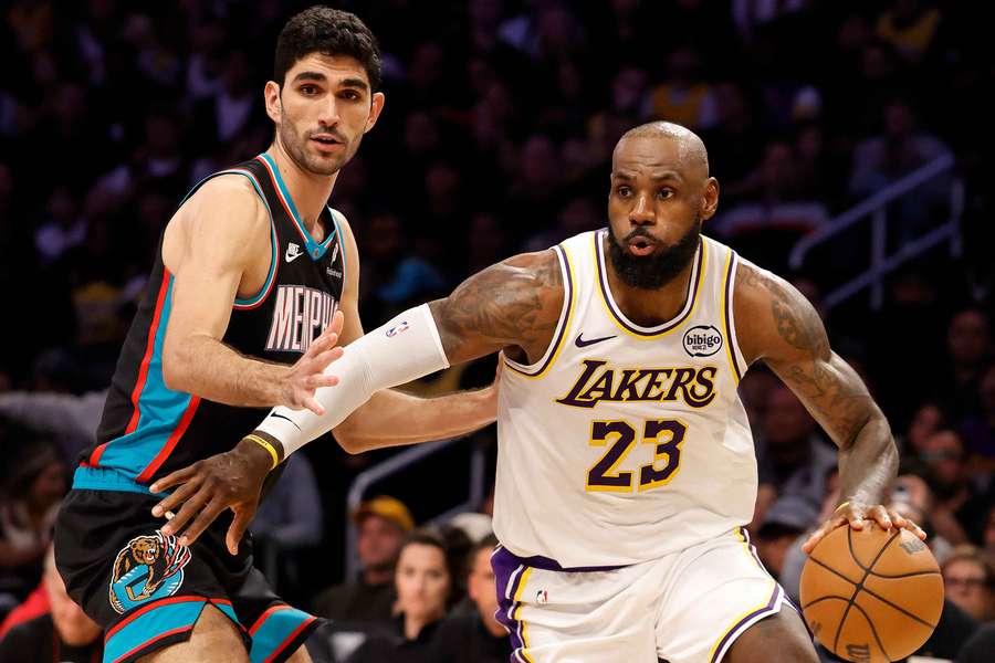 Aldama intenta frenar a Lebron