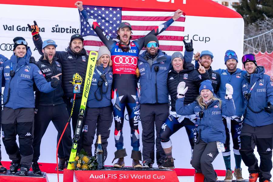 Bryce Bennett viert het feestje met het Amerikaanse team