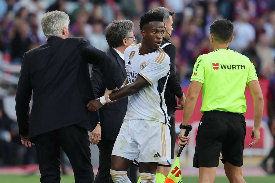 Vinicius blev også udsat for racistiske tilråb sidste lørdag i Madrids uafgjorte kamp mod Sevilla, hvor en fan blev smidt ud.