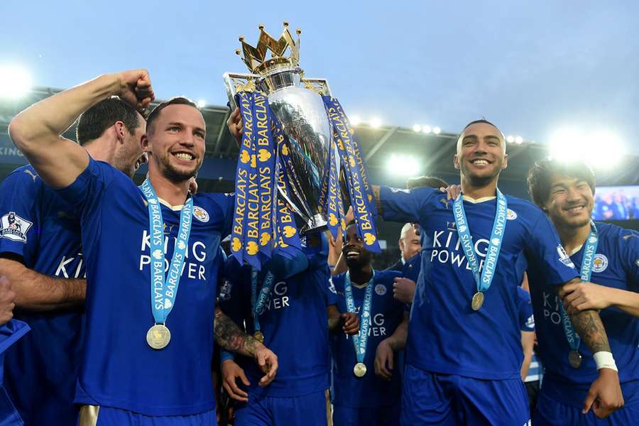 Danny Drinkwater (L) en Danny Simpson poseren met de Premier League Trophy